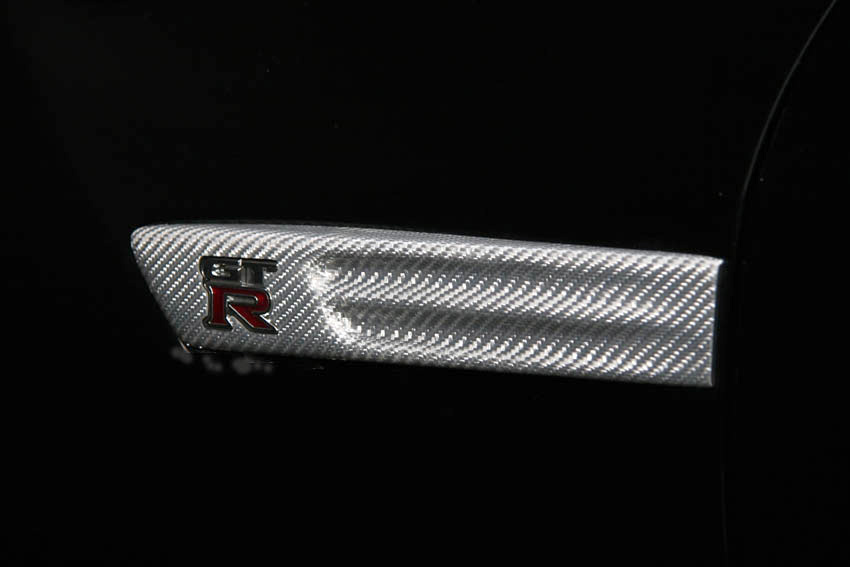 RSW Carbon GT-R Fender Emblem Panels for GT-R (MY07)